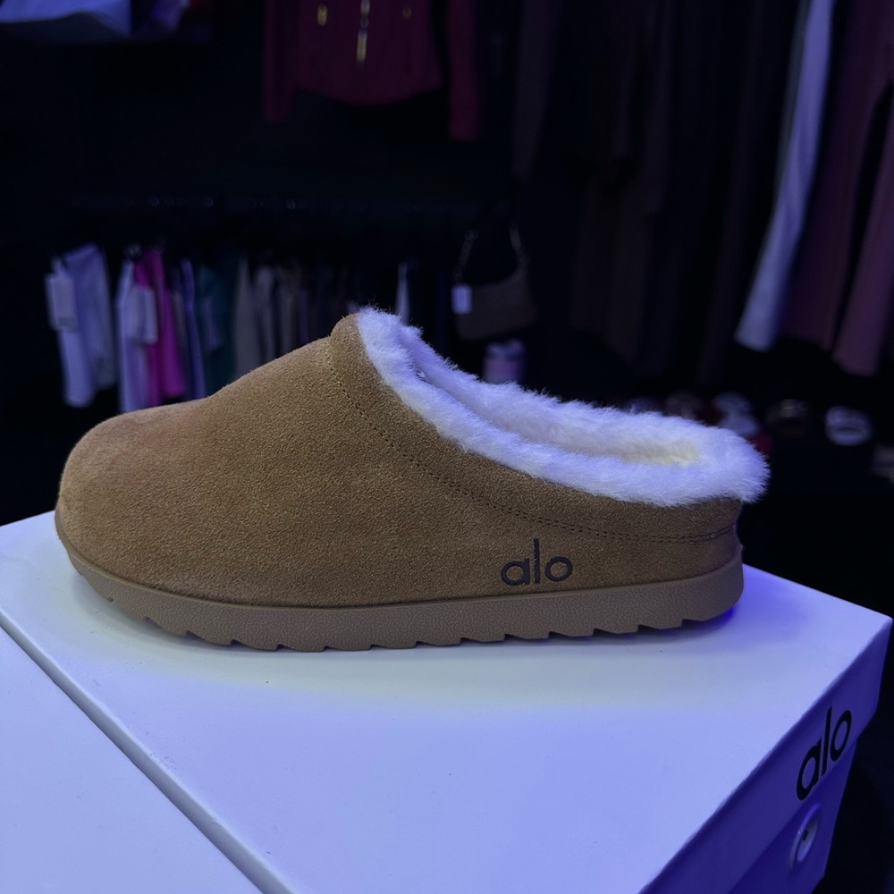 ALO Yoga Tan Shearling Flats